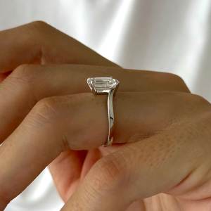 Anillo de Compromiso Curvo con Diamante Cultivado en Laboratorio de 2 Quilates, Corte Esmeralda, E VVS2, Oro Blanco de 14k, Certificado IGI - Product Image 6