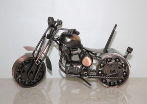 Modèle de moto chopper moderne en métal artisanal |   Sculpture de vélo en fer de récupération industrielle, décoration de table, cadeau B2B NIRMALA - Product Image 2