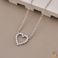 Collier pendentif cœur en or blanc 10k rhodié avec moissanite, design cœur ouvert, style minimaliste, cadeau parfait pour un anniversaire de mariage