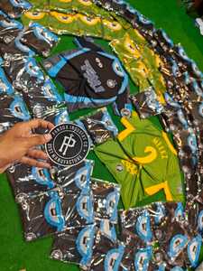 เสื้อยืดคอวีผ้าโพลีเอสเตอร์แห้งเร็วสำหรับผู้ชาย สไตล์สปอร์ต แขนสั้น พิมพ์ลายดิจิตอลตามสั่ง ผลิตแบบ ODM เหมาะสำหรับใส่ลำลองในฤดูร้อน - Product Image 6