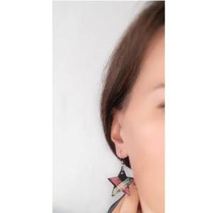 Proveedor indio de pendientes colgantes de madera con forma de estrella negra y roja, joyería de moda única para mujeres, para uso casual y de fiesta, en venta. - Product Image 1