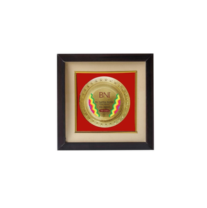 Placa Redonda de Metal Elegante de Alta Gama para Reconocimientos Empresariales o Logros Profesionales, Disponible a Buen Precio - Product Image 1