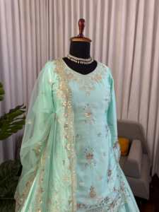 Ensemble prêt-à-porter de créateur en satin japonais avec broderie de sequins, comprenant un haut entièrement cousu, un bas de lehenga cousu et un dupatta. - Product Image 4