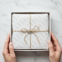 Rouleau de papier de soie blanc imprimé pour emballage de vêtements et boîtes cadeaux avec autocollant et cordon, vente en gros
