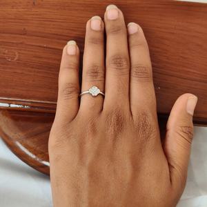 Anillo de Plata de Ley 925 Revalia con Flor de Trébol y Circonita Cúbica para Mujer, Elegante, Minimalista, Acabado Pulido, Regalo de Boda, Joyería - Product Image 1