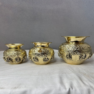 Lota tradicional de latón con motivos de pavo real grabados y un acabado de pátina oscura vintage. Disponible a precios de mayorista. - Product Image 6