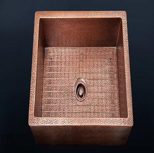 Évier de cuisine profond à cuve unique en cuivre martelé, doté d'un grille de protection en métal au fond, disponible à prix de gros. - Product Image 1