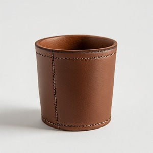 Mini pot artisanal en cuir de luxe, conçu pour les petites compositions végétales, au caractère distinctif et à la finition élégante faite à la main - Product Image 2