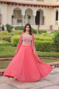 ชุดเลเฮนกาโชลีดีไซน์ทันสมัยไม่ซ้ำใครสำหรับผู้หญิง พร้อมเสื้อโคติสไตล์ตะวันตก มีจำหน่ายในราคาขายส่งจากอินเดีย - Product Image 2