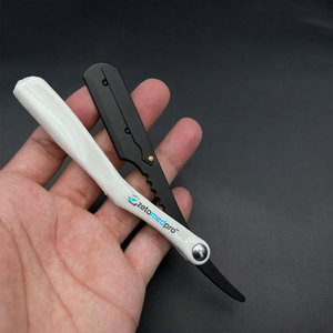 Rasoir droit en acier durable avec logo gravé sur mesure, noir et blanc, avec manche en plastique pour le rasage du visage - Product Image 2