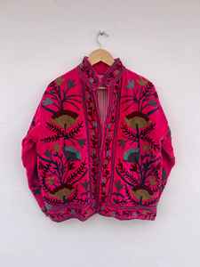 เสื้อแจ็คเก็ตบอมเบอร์กำมะหยี่ปักลายดอกไม้สีชมพูสไตล์ซูซานี  เสื้อโค้ทโบฮีเมียนสีชมพูสด |   ของขวัญฤดูใบไม้ร่วง/ฤดูหนาวลายซูซานีสำหรับเธอ - Product Image 3