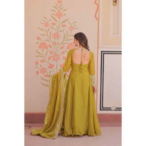 Robe paréo brodée de sequins et de perles Star Georgette avec dupatta - Product Image 3