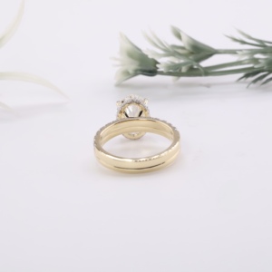 Anillo de compromiso y boda de lujo para mujer en oro amarillo macizo con diamante de laboratorio ovalado, halo oculto, solitario y banda pavé a juego para propuesta - Product Image 4