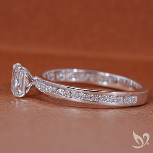 Anillo de compromiso de oro blanco de 10k refinado con banda delicada de diamantes radiantes cultivados en laboratorio de 0.5 ct, certificados por IGI. - Product Image 2