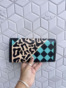 2026 Nuevo Diseño Cartera de Cuero Grabada a Mano con Diseño de Damas de Colores, Estuche para Teléfono con Broche, Estilo Western, Multiusos, ¡Gran Venta! - Product Image 3