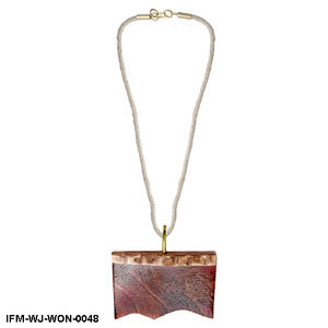 Colgante de madera de mango hecho a mano con detalles rojos y tapa de cobre grabada a mano en cordón de algodón de longitud media. - Product Image 1