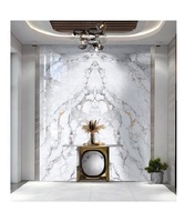 Carreaux de porcelaine vitrifiée brillante beige Breccia antidérapants et isolants thermiquement KC 1200x2400 pour sol et mur de salle de bain, installation facile