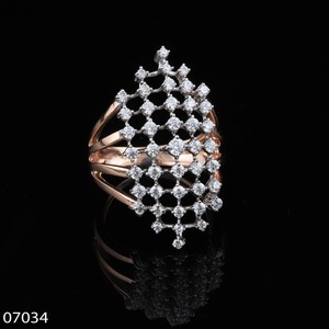 แหวนหมั้นเพชรทรงบริลเลียนต์ ทองคำแท้ 14K โรสโกลด์ ประดับเพชรเพาะเลี้ยงในห้องปฏิบัติการที่ได้รับการรับรอง รุ่น Modern D VINS JEWELS สำหรับผู้หญิง - Product Image 2