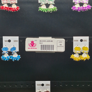 Pendientes Jhumka Cuadrados Plateados con Cristal en el Centro, Flecos de Cuentas Coloridas y Soporte para la Oreja, Pendientes de Moda - Product Image 2