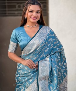 Sari de Seda Azul con Patrón Floral Plateado, Traje Tradicional Indio para Bodas y Fiestas, para Mujer, Corte Regular, Largo hasta el Suelo, Alta Calidad - Product Image 1