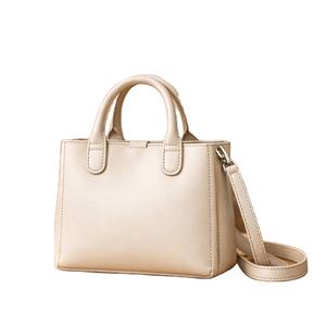 Este artículo parece ser un bolso cruzado beige, similar en estilo a los bolsos Zwei Mademoiselle. - Product Image 1