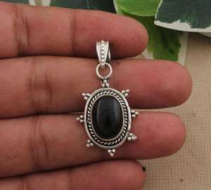 Pendentif vintage en onyx noir plaqué platine, serti dans un cadre en argent sterling 925, style victorien, pierre précieuse naturelle, collier unisexe - Product Image 1