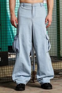 Jean en denim de voyage style motard, coupe ample et robuste, jambe large, éco-responsable, taille mi-haute, printemps-été - Product Image 1
