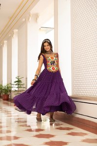 Robe ethnique traditionnelle pour femme en coton violet, longueur ras du sol, avec broderie, coupe ample, style Diwali Inde Pakistan - Product Image 4