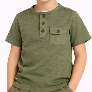 T-shirt Henley vert olive pour garçons, coton premium, manches courtes, décontracté, avec détail poche avant, doux et confortable - Product Image 1