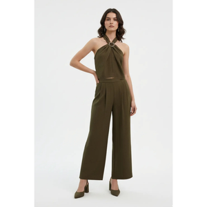 จั๊มสูทคอ halter สีเขียวมะกอก หรือ จั๊มสูทขายาวทรง culotte สีเอิร์ธโทน ชุดราตรีสไตล์ร่วมสมัย ชุดลำลองระดับพรีเมียม - Product Image 2