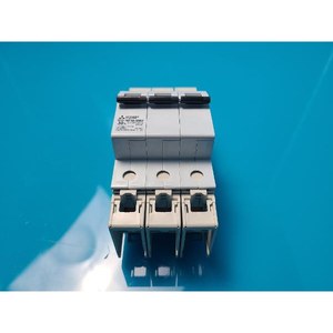 Disjoncteur à boîtier moulé Mitsubishi NF50-SMU NF50-SMU 3 30, d'occasion, comme il est, pièces d'équipement semi-conducteur d'époque - Product Image 2