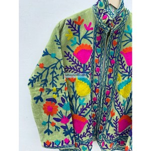 Veste en velours Suzani multi-brodée, faite à la main, courte, unisexe, avec deux poches latérales, style printemps - Product Image 6