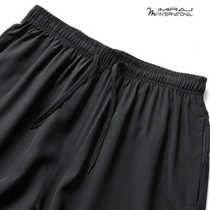 T-shirt de sport noir uni de haute qualité, actif, confortable et à séchage rapide, et short de sport assorti pour une tenue de compression. - Product Image 5