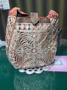 กระเป๋าโท้ทสีดำงานปักมือลายพื้นเมือง ลายดอกไม้สีเงิน แบบเย็บตะตามิ สำหรับผู้หญิง สไตล์ผู้ใหญ่ ทนทาน น้ำหนัก 120 กรัม จากกูร์กาฏ์ - Product Image 1