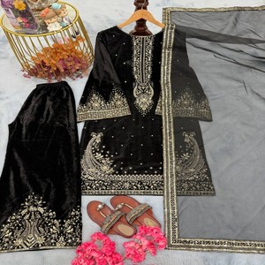 Conjunto VASTRA COTTAGE de Top Bordado en Terciopelo de Viscosa Pura con Pantalón Plazo y Dupatta, Adornado con Lentejuelas, Mangas Campana, Ideal para Fiestas, para Mujer - Product Image 3