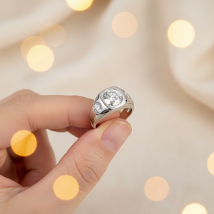 Bague de fiançailles classique hip-hop Gypsy avec moissanite ronde taille brillant de 2 carats, en argent sterling 925, large, pour homme, trois pierres - Product Image 4