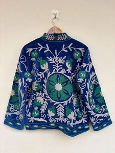 Veste d'hiver de luxe faite à la main pour femme, style bohème, broderie florale Suzani, en velours, doublure en coton réversible, commande en gros - Product Image 2