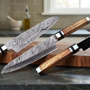 Cuchillo de chef japonés hecho a mano de acero de Damasco con mango de madera y pomo de acero inoxidable - Product Image 1