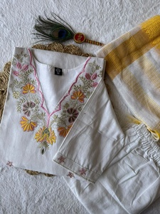Ensemble kurta et pantalon en coton tendance avec broderies, coupe classique pour femmes, pour un usage décontracté, de Samp Corporation - Product Image 6