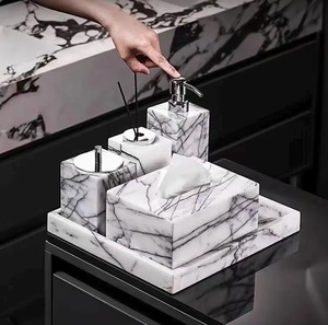 Ensemble d'accessoires de salle de bain écologiques en résine faits à la main, quatre pièces, distributeur de savon - Product Image 1