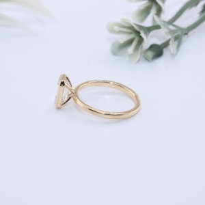 Bague solitaire minimaliste en or jaune massif avec diamant de laboratoire taille émeraude, monture élégante à galerie ouverte, pour fiançailles et anniversaire - Product Image 4