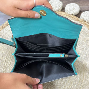 Pochette de soirée exclusive en cuir de vachette repoussé floral fait main, avec porte-cartes RFID et porte-billets, pour usage quotidien - Product Image 6