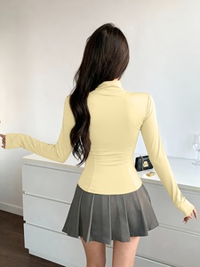 Veste de yoga élégante pour femme, fermeture éclair intégrale, idéale pour l'entraînement, les activités de plein air et le quotidien. - Product Image 2