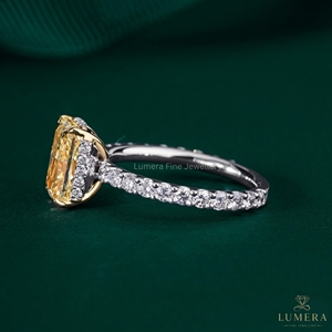 Bague en diamant jaune taille radiant cultivé en laboratoire VS1, plaqué or 9k/10k/14k/18k, certifiée IGI, bijoux de luxe avec pierres latérales blanches - Product Image 2