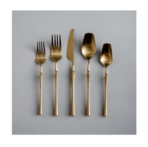 Ensemble de couverts en or mat, design minimaliste, passe au lave-vaisselle, couverts de mariage, manche en métal, 5 pièces - Product Image 1