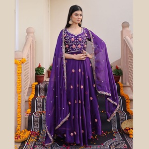 Traje Anarkali morado tradicional para mujer, de manga 3/4, en crepé de seda Rangoli, semicosturado, para bodas y fiestas. - Product Image 1