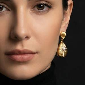 ต่างหูห้อยประดับมุกสเตนเลสสตีลชุบทอง 18K - Product Image 3