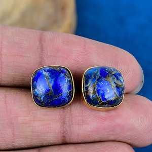 Boucles d'oreilles clous en pierre précieuse naturelle Lapis Lazuli forme coussin, finition or 18 carats sur argent sterling 925 - Product Image 1