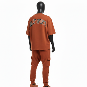 Conjunto de camiseta y pantalón jogger para hombre, de algodón grueso, estilo French Terry, color marrón óxido, con estampado gráfico, paneles cargo y logotipo bordado. - Product Image 5