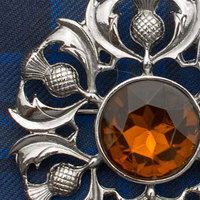 Broche audacieuse de style celtique à carreaux avec un motif d'ardennet écossais orné de pierres, tradition des Highlands 2026